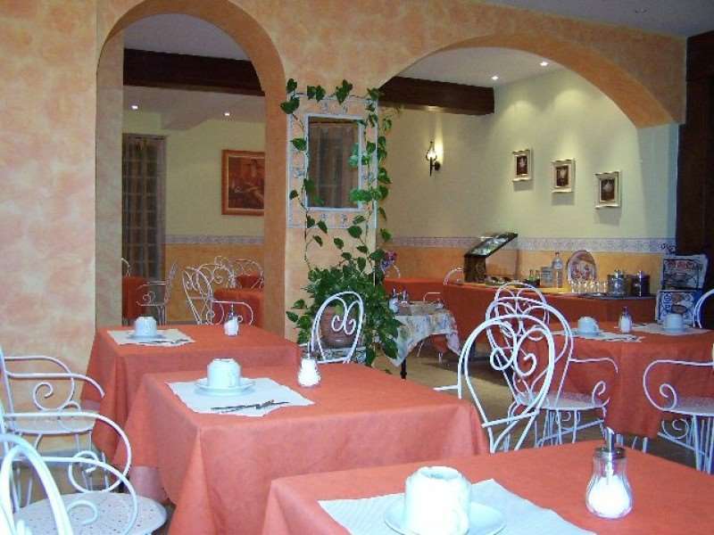 Brit Hotel Bleu Nuit Saintes Restaurang bild